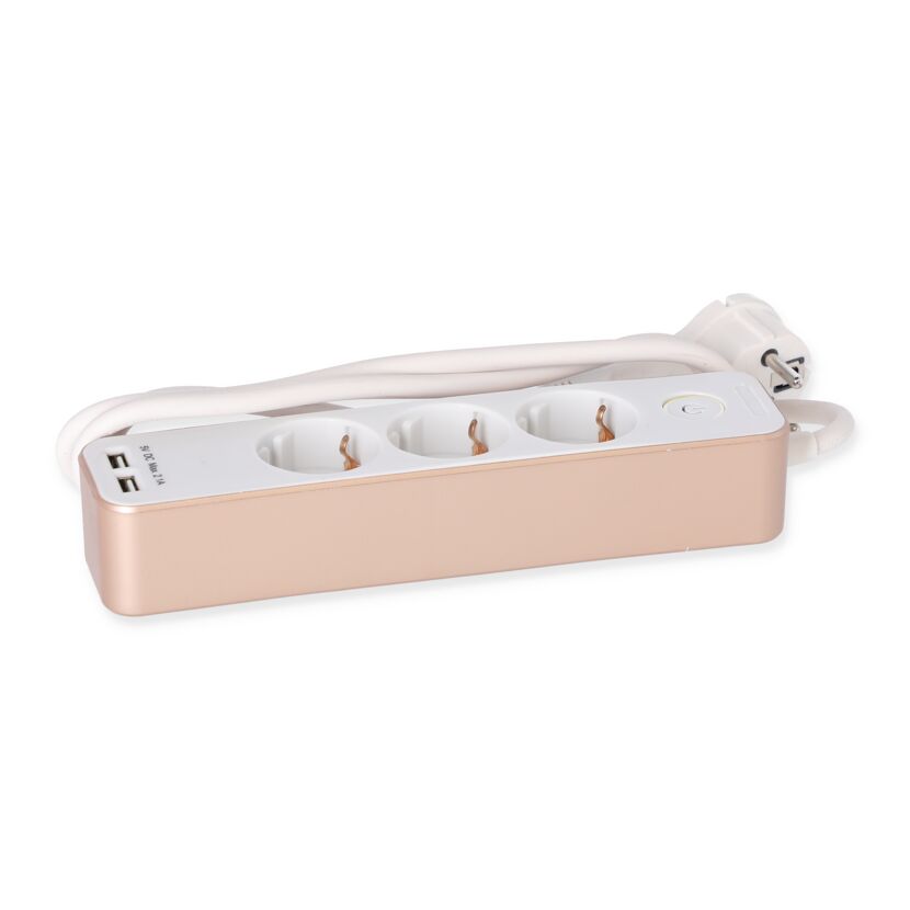 Goldene Steckerleiste mit drei Steckdosen und zwei USB-Anschlüssen