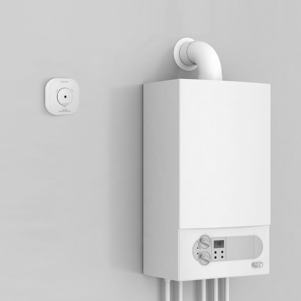 Gastherme mit Kohlenmonoxidmelder an der Wand