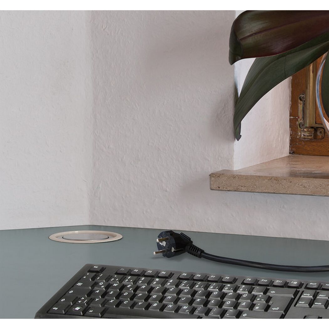 Tastatur und Steckdosenturm auf Schreibtisch