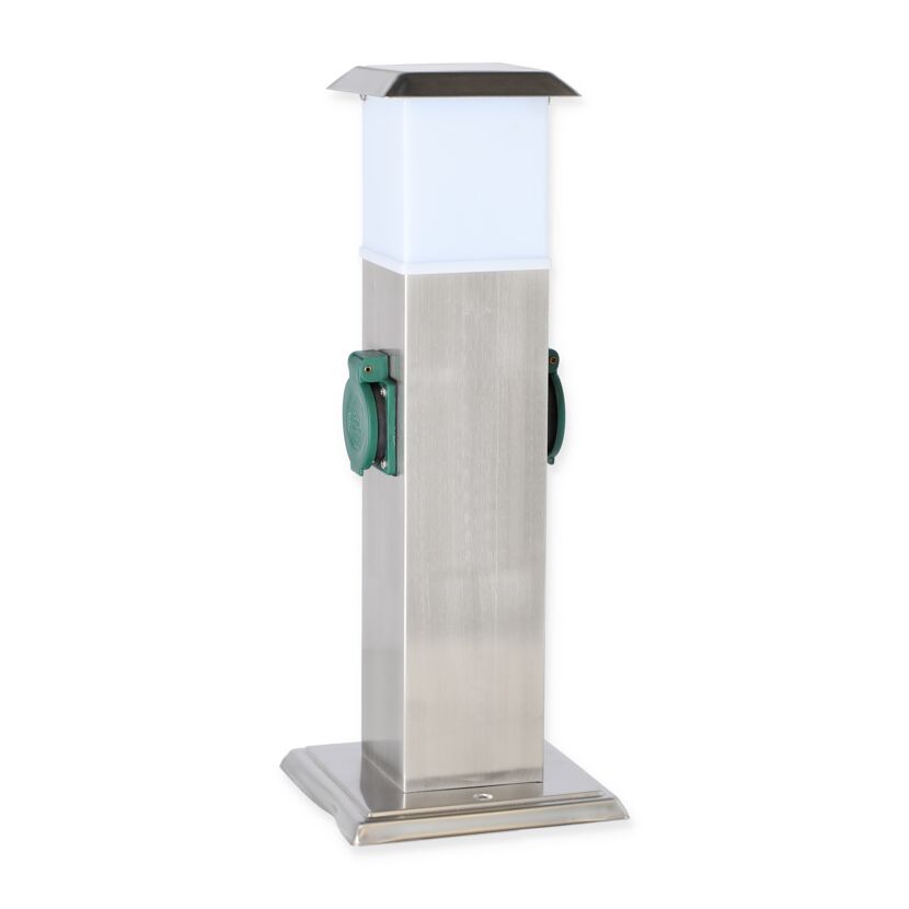 Steckdosensäule aus Edelstahl mit zwei grünen Schutzkontaktsteckdosen