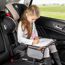 Kind malt auf einer Malunterlage im Auto