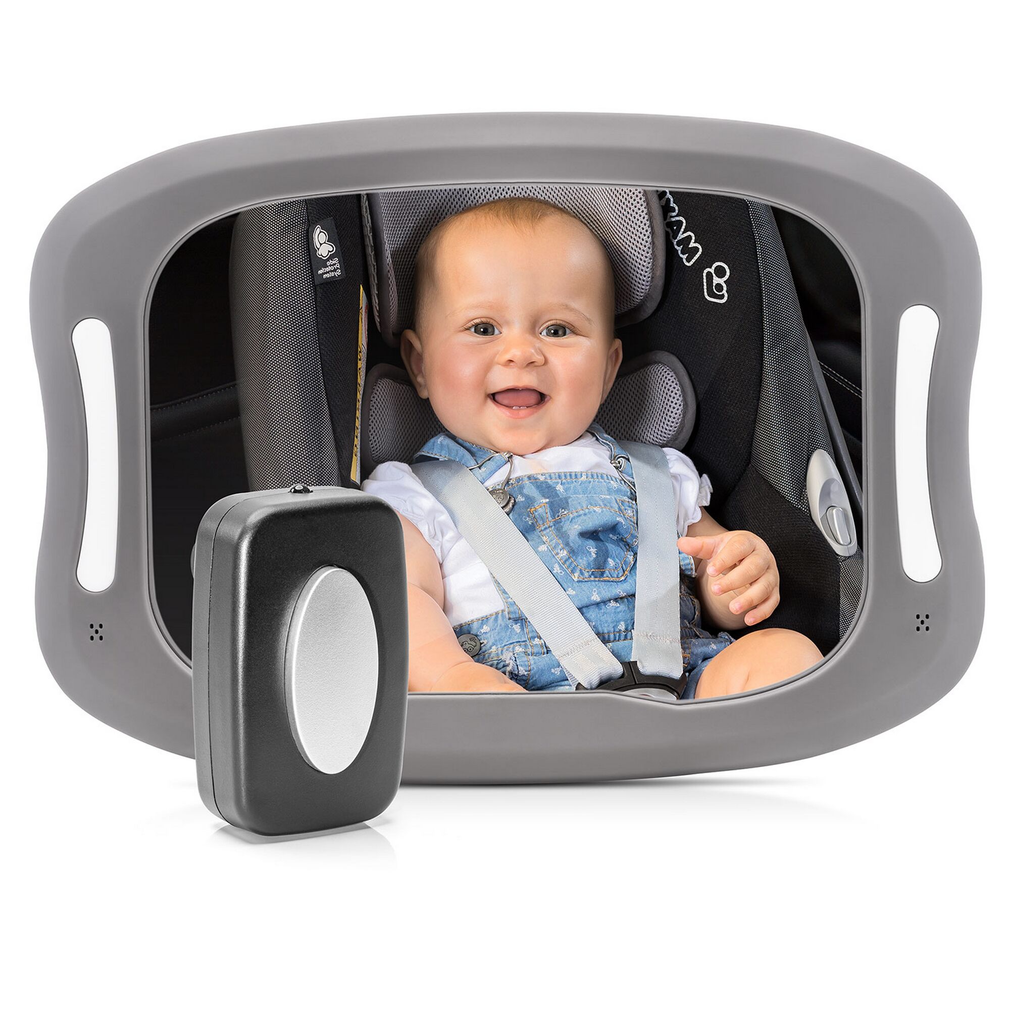 Baby im Autositz lächelt in den Babyspiegel