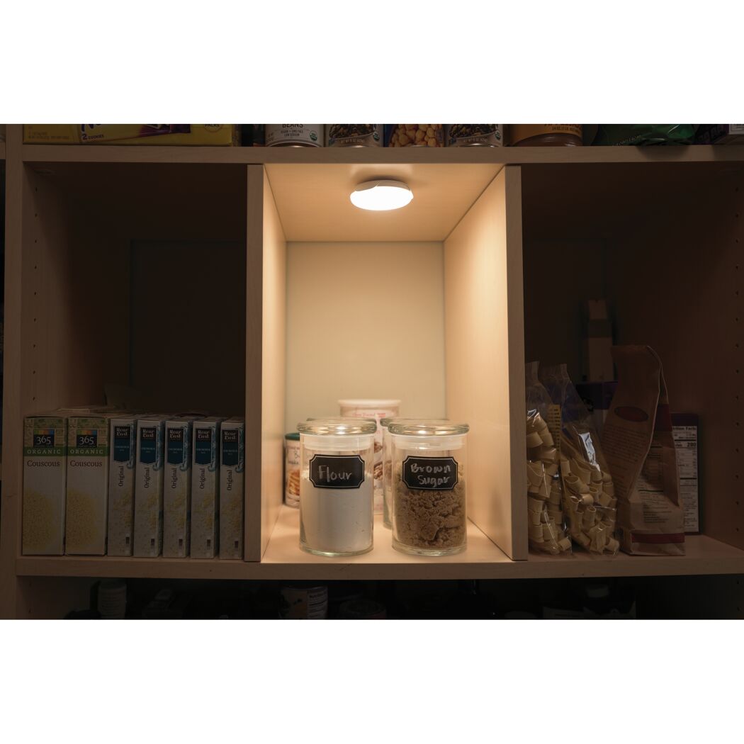 LED-Unterbauleuchte MB800 beleuchtet Vorräte im Regalfach.