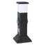 Schwarze Steckdosensäule mit grüner Außensteckdose und integrierter Lampe.