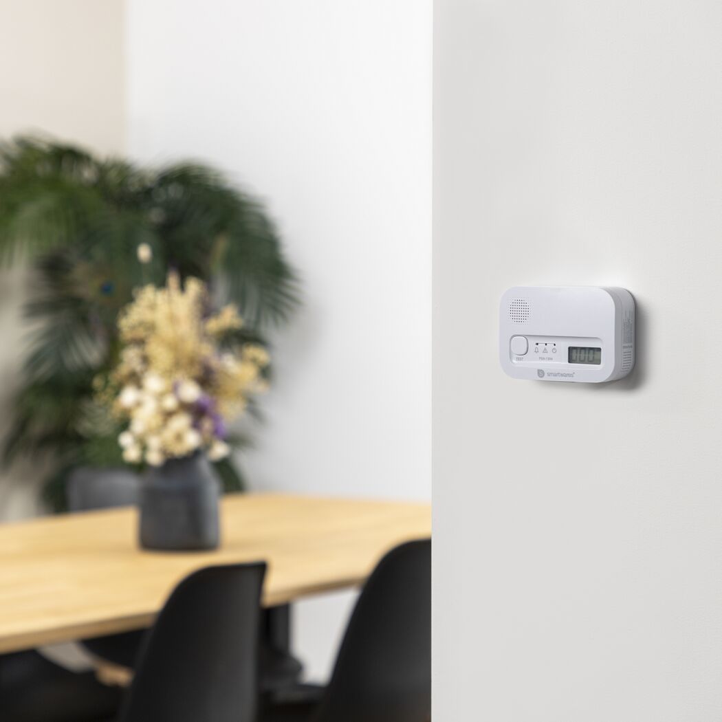 Smartwares Kohlenmonoxidmelder an der Wand.