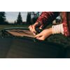 Person befestigt EcoFlow Solar Panel 160W