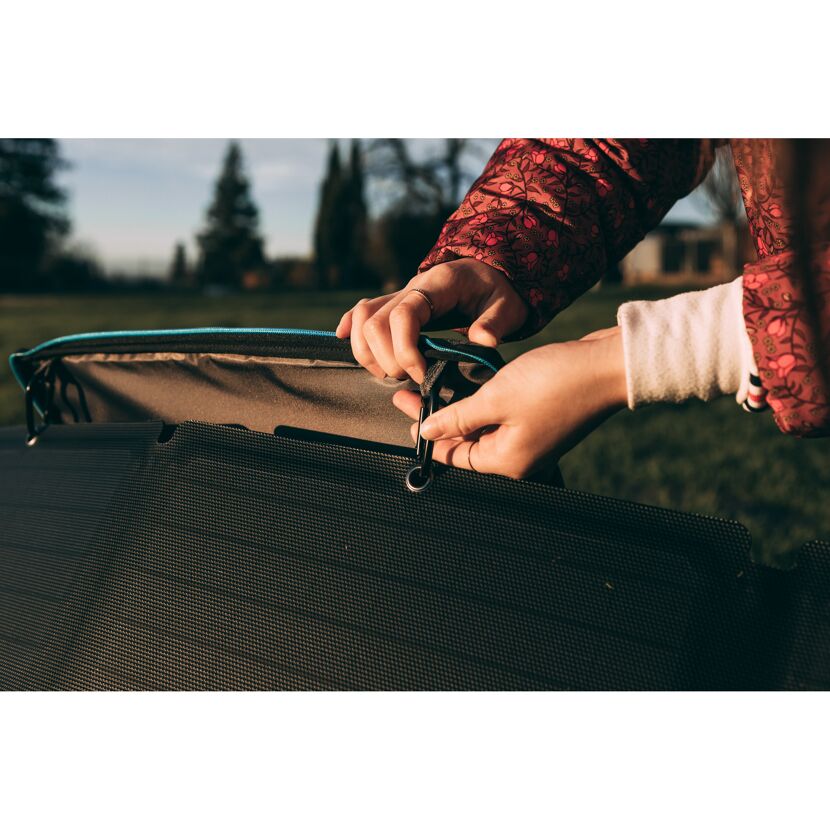 Person befestigt EcoFlow Solar Panel 160W