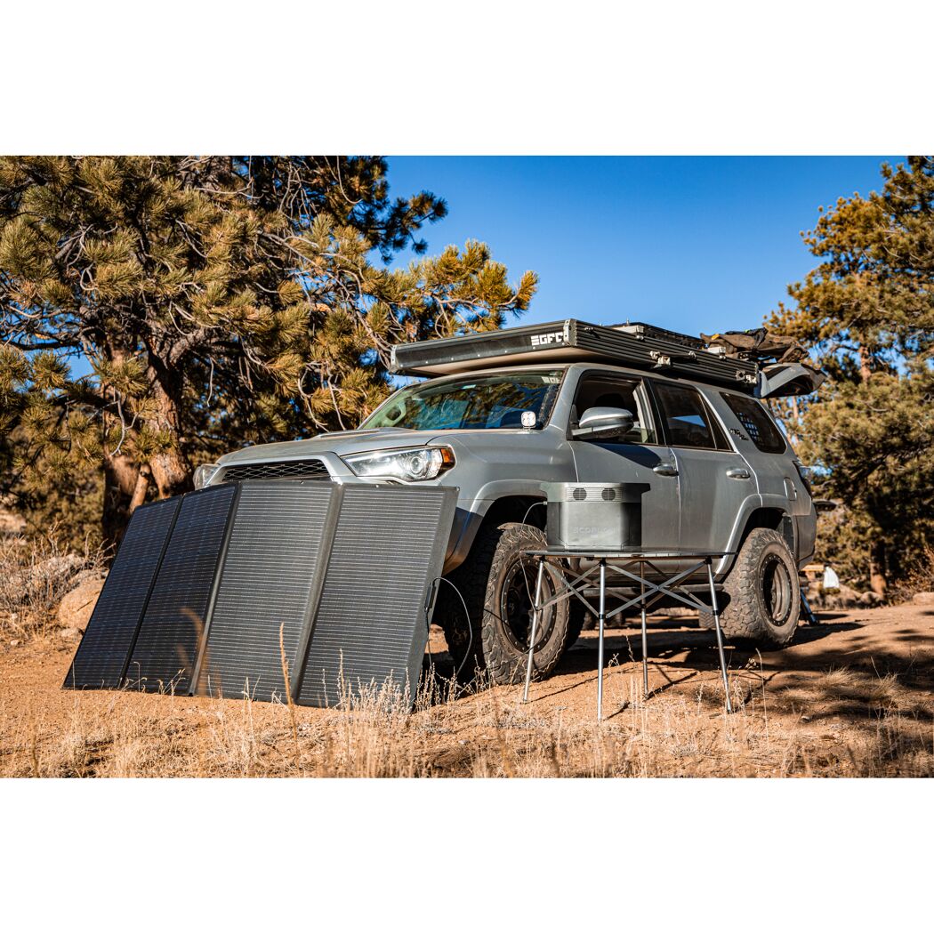 Auto mit Dachzelt und Solarpanel