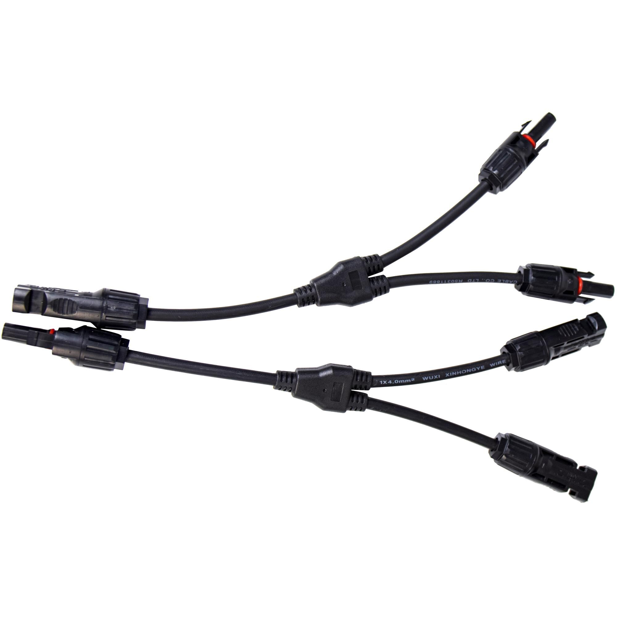 Zwei schwarze Solarkabel mit Steckern.