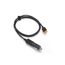Schwarzes Autoladekabel auf weißem Hintergrund.