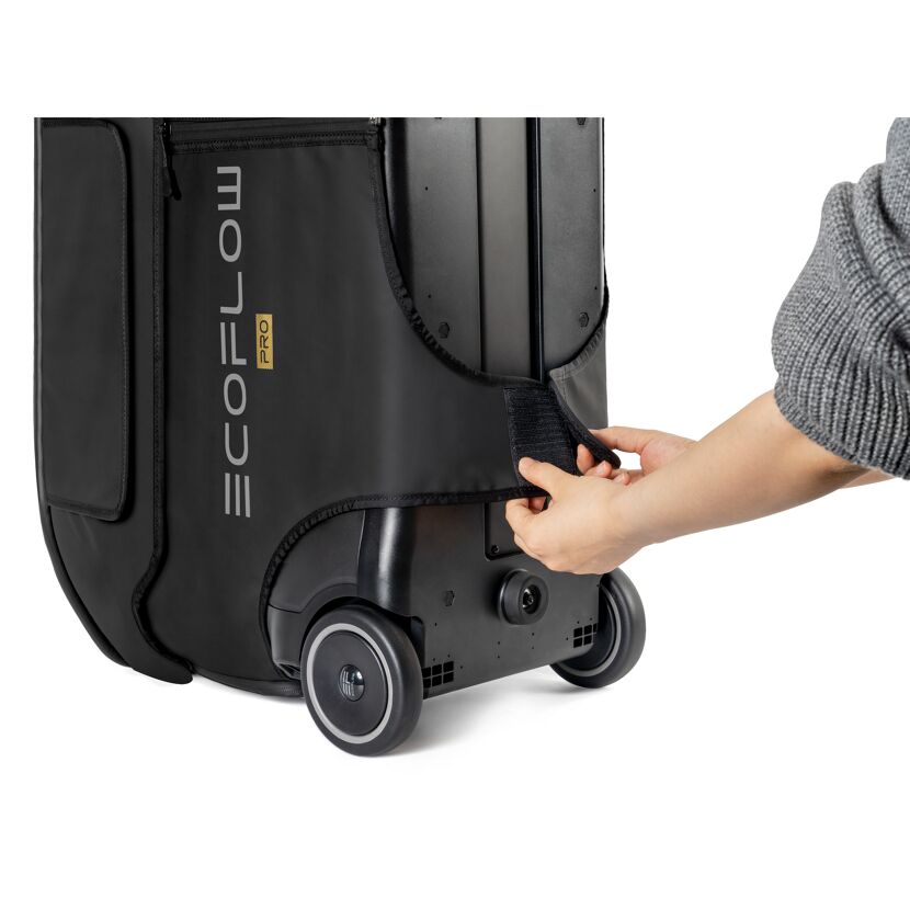 Person befestigt Schutzhülle an EcoFlow DELTA Pro