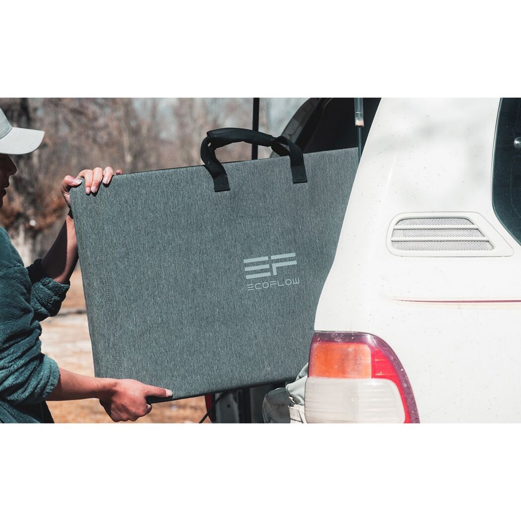 Person hält ein EcoFlow Solarpanel