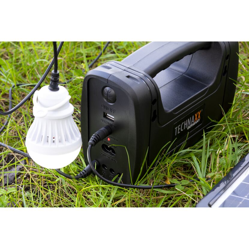 Solar Powerbank mit angeschlossener LED-Lampe
