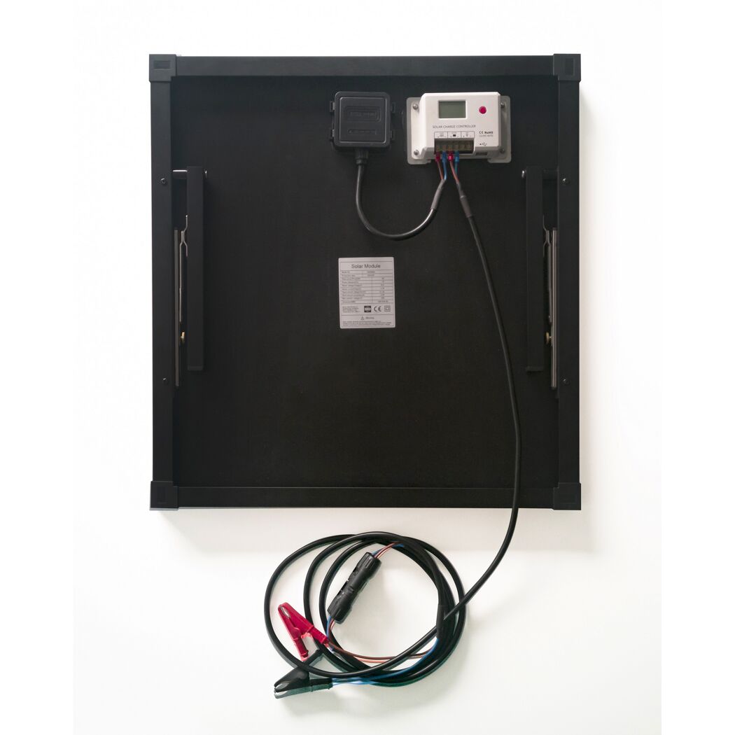 Rückseite eines Solarmoduls mit Anschlüssen und technischen Daten.