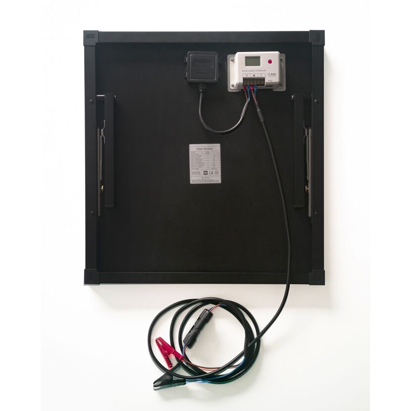 Rückseite eines Solarmoduls mit Anschlüssen und technischen Daten.