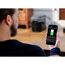 Person steuert Kaffeemaschine per App