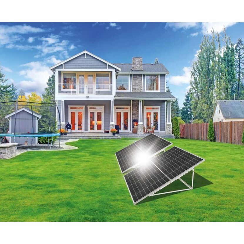 Zwei Solarpaneele im Garten