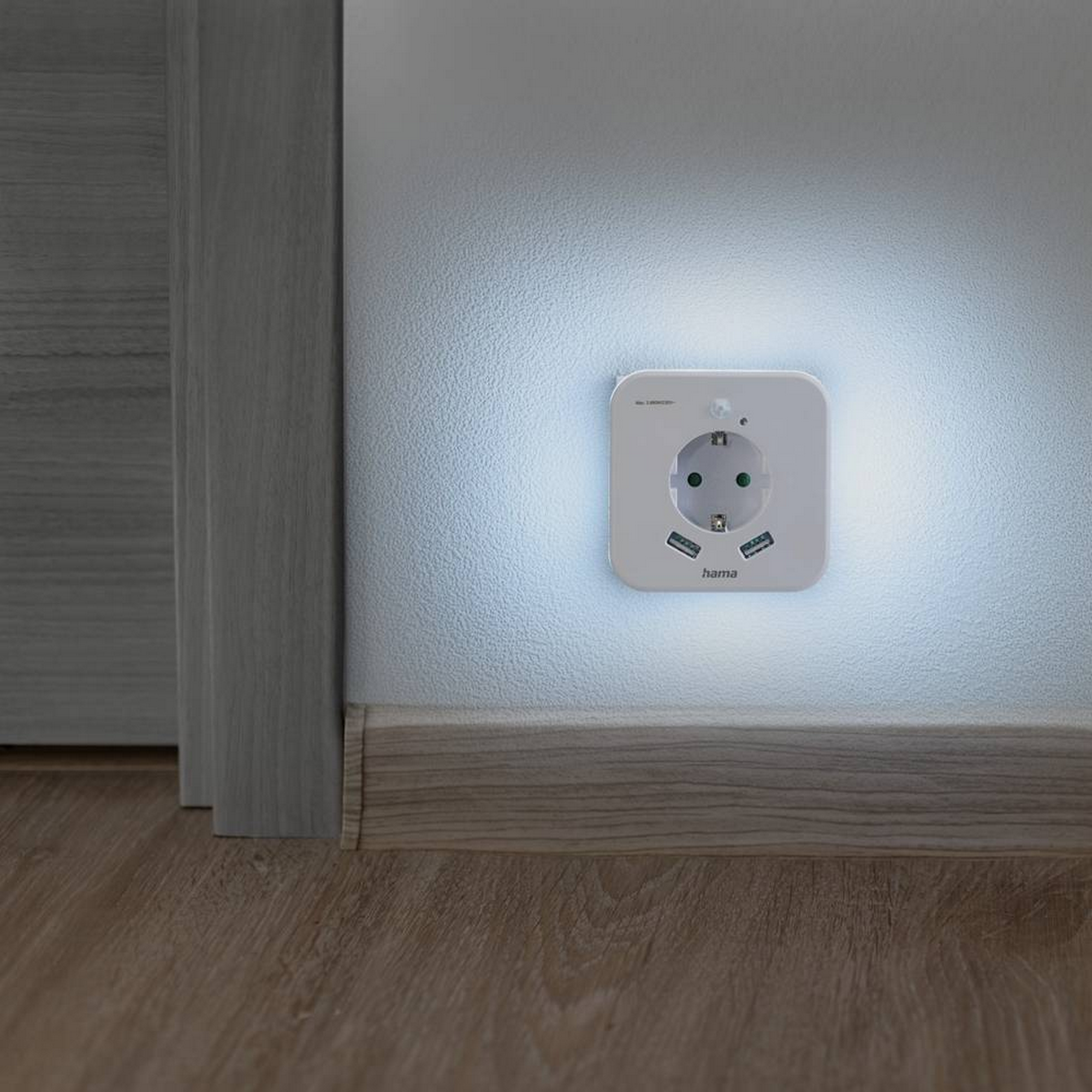 LED-Nachtlicht mit Steckdose, 2 USB-Ausgänge, Bewegungs- und Lichtsensor + product picture