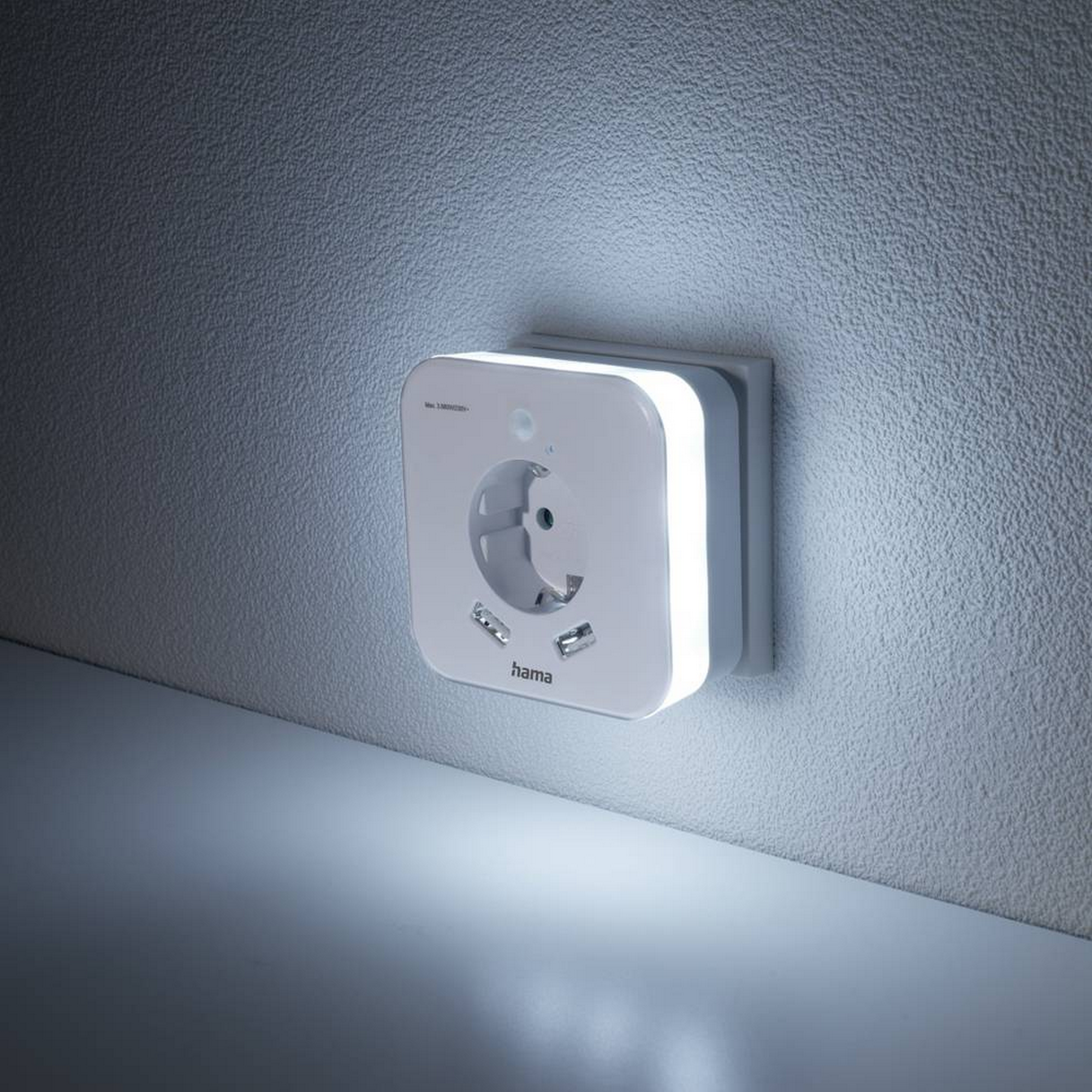 LED-Nachtlicht mit Steckdose, 2 USB-Ausgänge, Bewegungs- und Lichtsensor + product picture