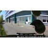 Ein Vogel sitzt auf einem Vogelhaus.