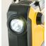 Eingeschaltetes Solar-Kurbelradio mit LED-Leuchte