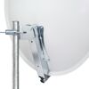 Weiße Satellitenschüssel an Metallstange befestigt