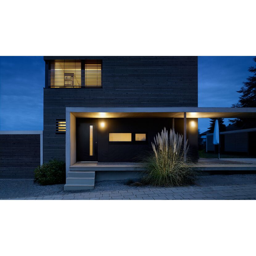 Außenleuchte L 240 LED an Hausfassade