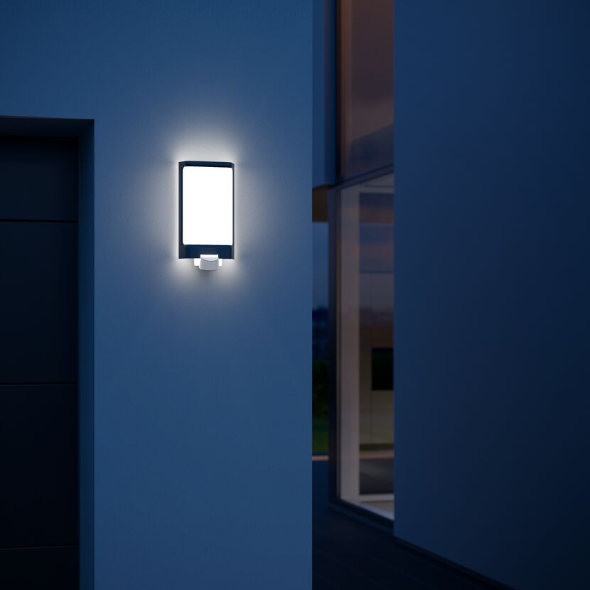 Leuchtende Außenleuchte L 240 LED ANTH an Hauswand