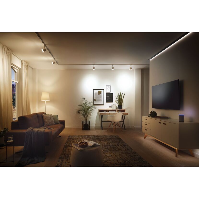 Wohnzimmer mit LED-Beleuchtung und Fernseher an der Wand