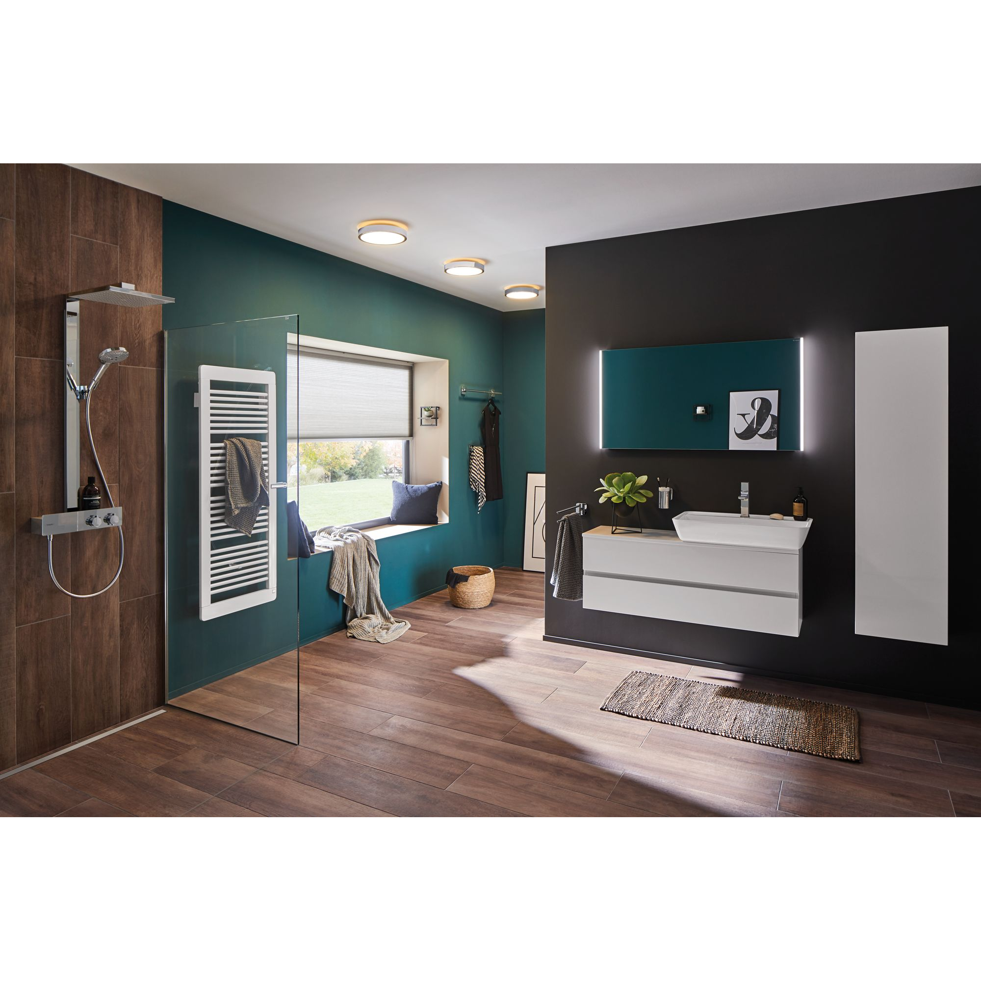 Modernes Badezimmer mit Handtuchheizkörper und Regendusche.