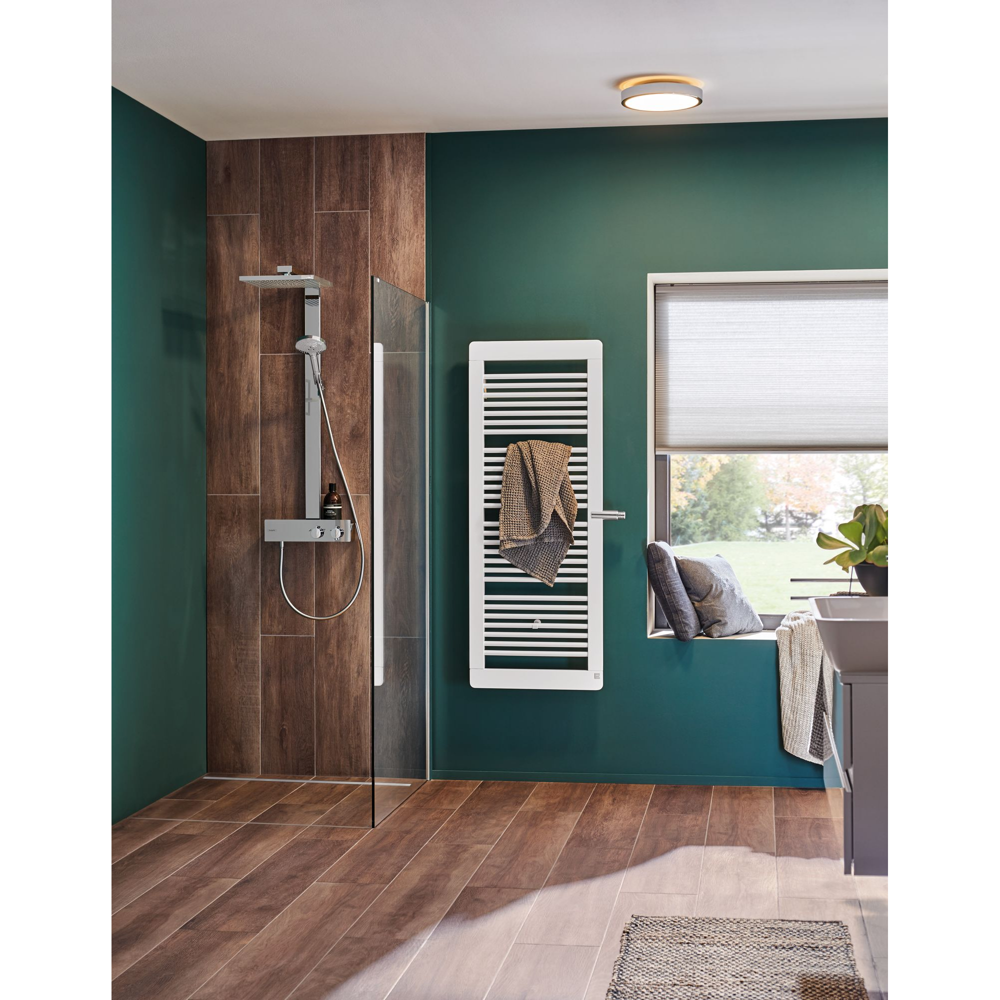 Modernes Badezimmer mit Handtuchwärmer und ebenerdiger Dusche.