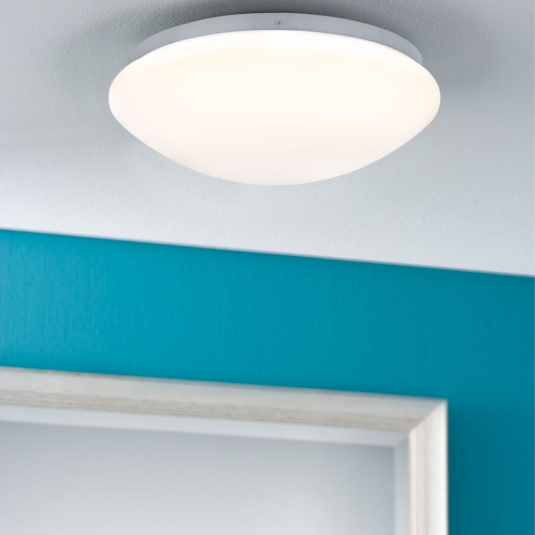 LED-Deckenleuchte 'Leonis' an weißer Decke