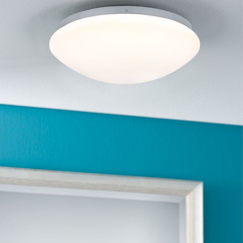 LED-Deckenleuchte 'Leonis' an weißer Decke