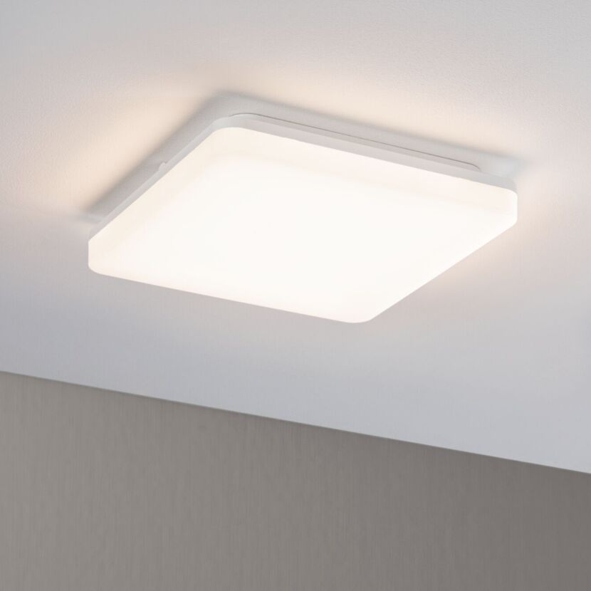 Leuchtendes, quadratisches LED-Panel 'Cela' an weißer Decke.