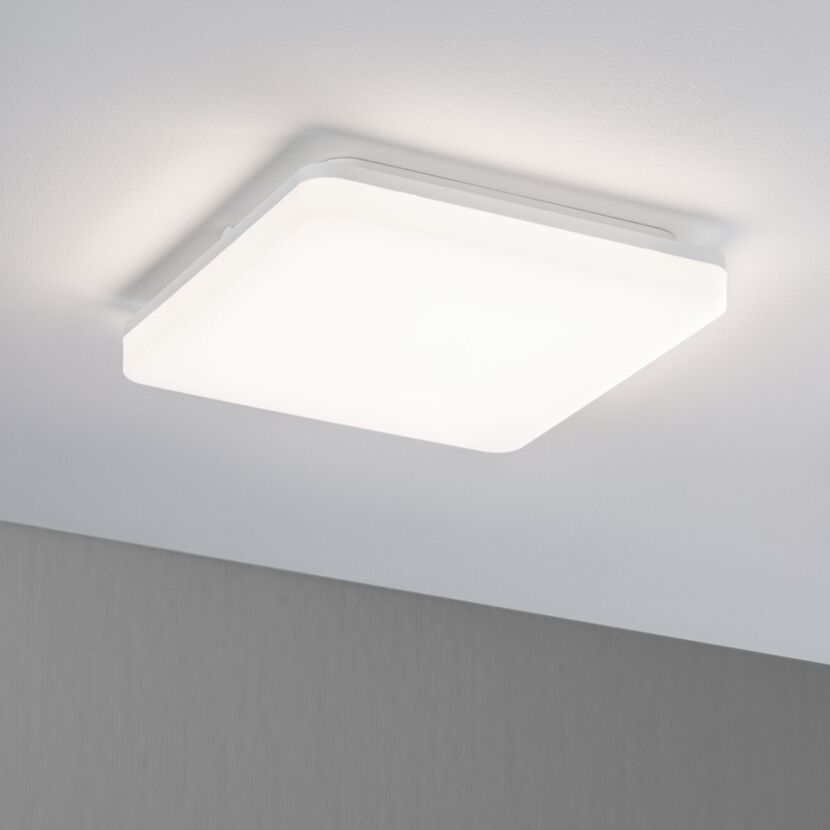 Leuchtendes LED-Panel 'Cela' an der Decke.