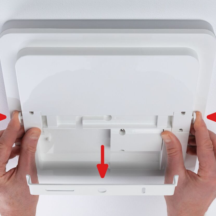 Hände montieren LED-Panel Cela.