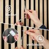 Person befestigt LED-Strip an Wand