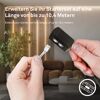 Person verbindet LED-Streifen mit Verbinder