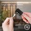 Person verbindet LED-Streifen mit Verbinder