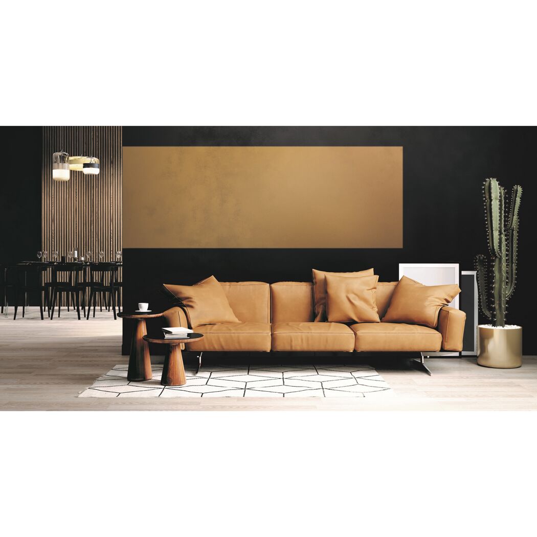 Wohnzimmer mit braunem Ledersofa, Beistelltischen und Kaktus