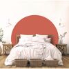 Schlafzimmer mit Wandgestaltung in Kirschrot