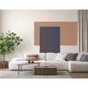 Wohnzimmer mit weißem Sofa, braunem Couchtisch, Teppich und Pflanze