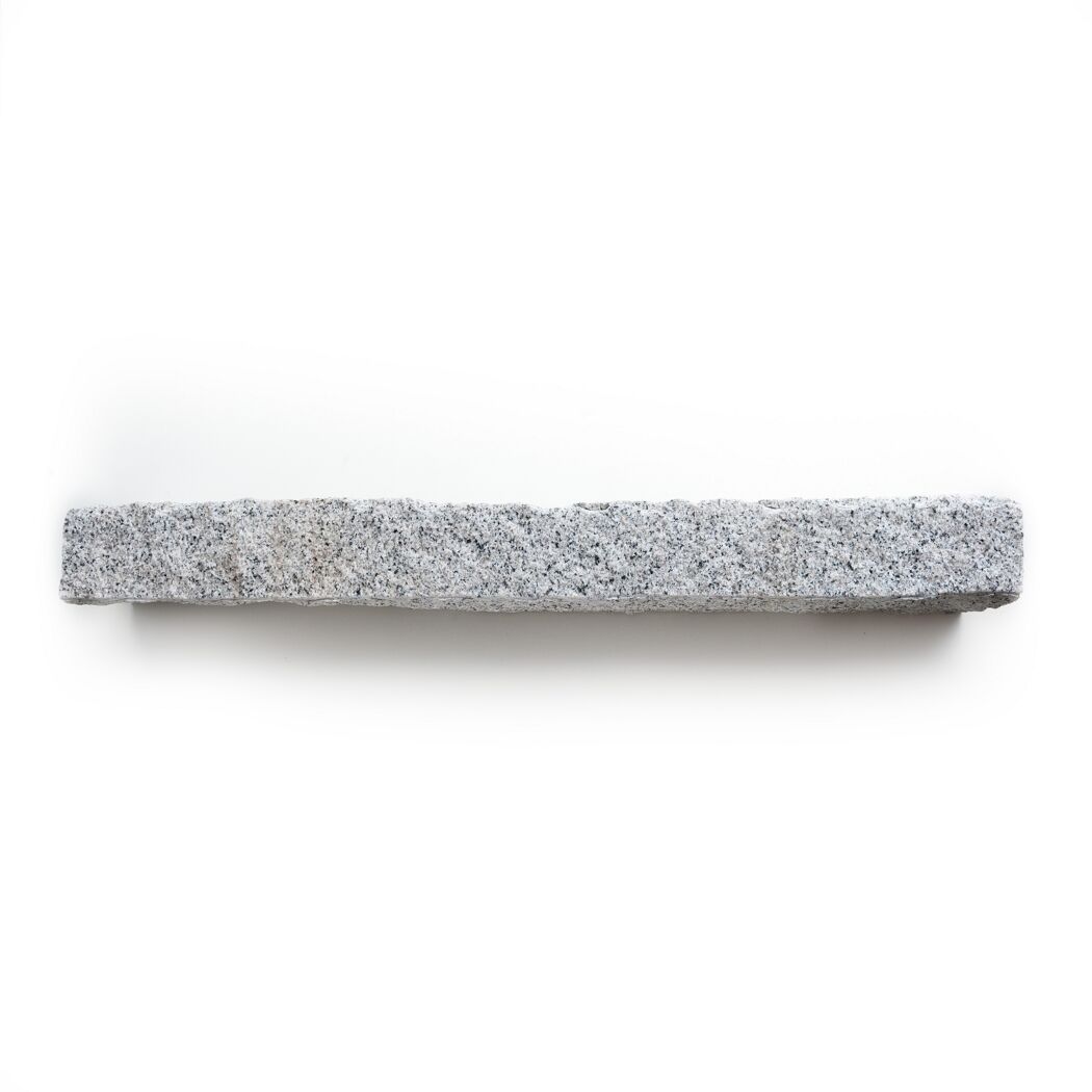 Grauer Granitkantenstein