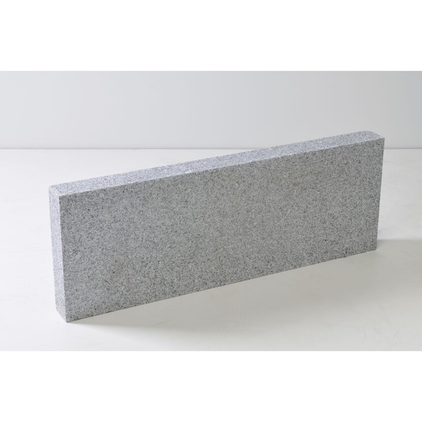 Hellgraue Stele aus Granit
