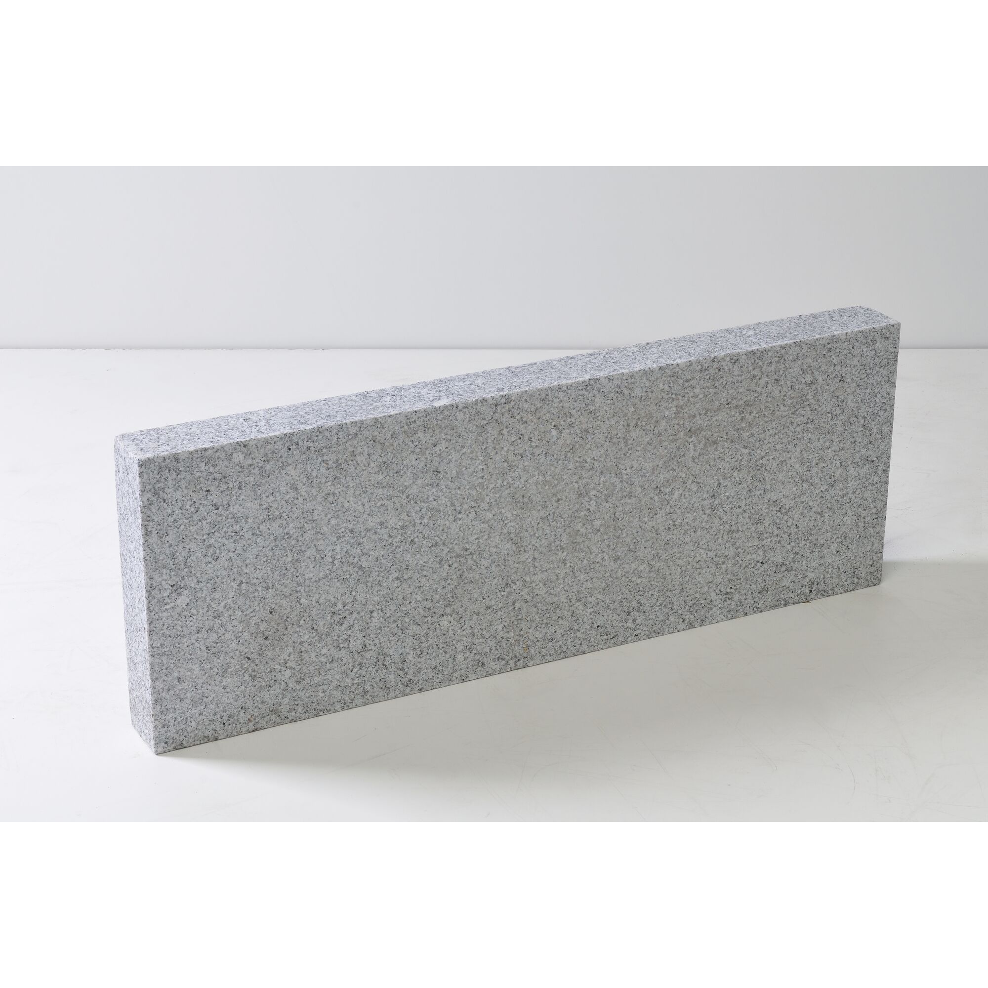 Hellgraue Stele aus Granit