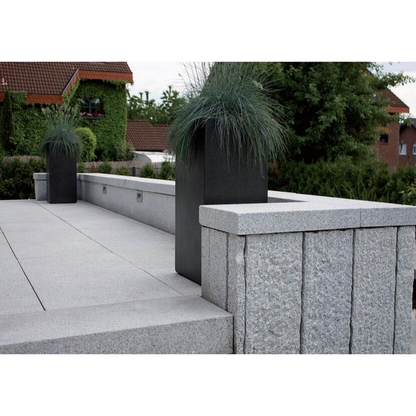 Coco Light Stele hellgrau mit Pflanze