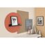 Gestrichene Wand mit Wandtafel und Dekoelementen