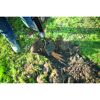 Person gräbt mit einem Spaten im Garten.
