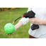 Person pumpt mit Akku Kompressor ROWI einen grünen Ball auf.