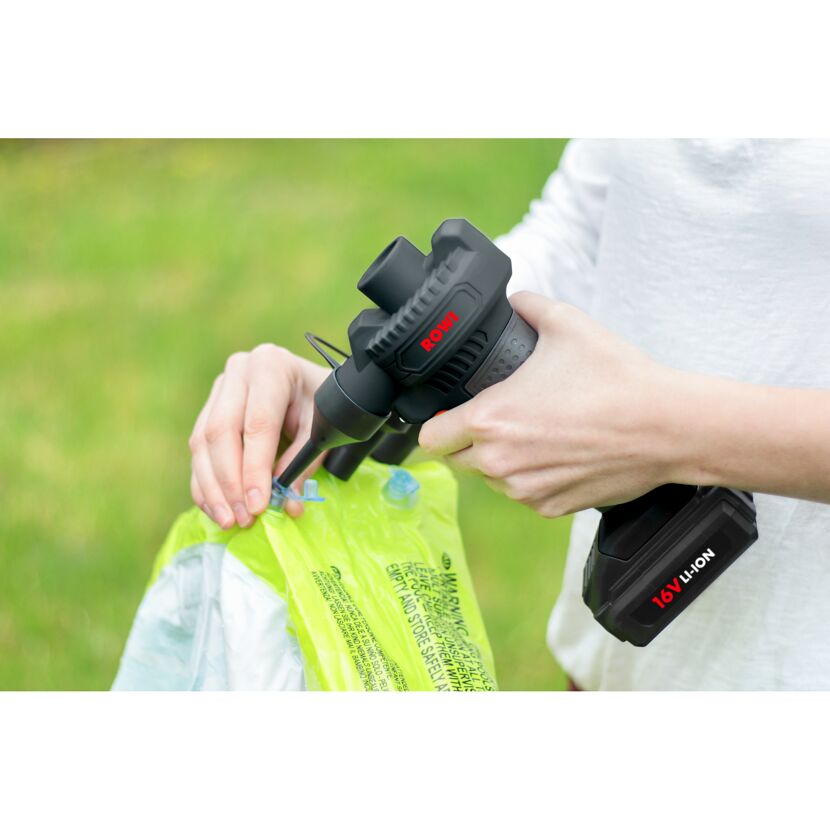 Person pumpt eine Luftmatratze mit Akku Kompressor auf.